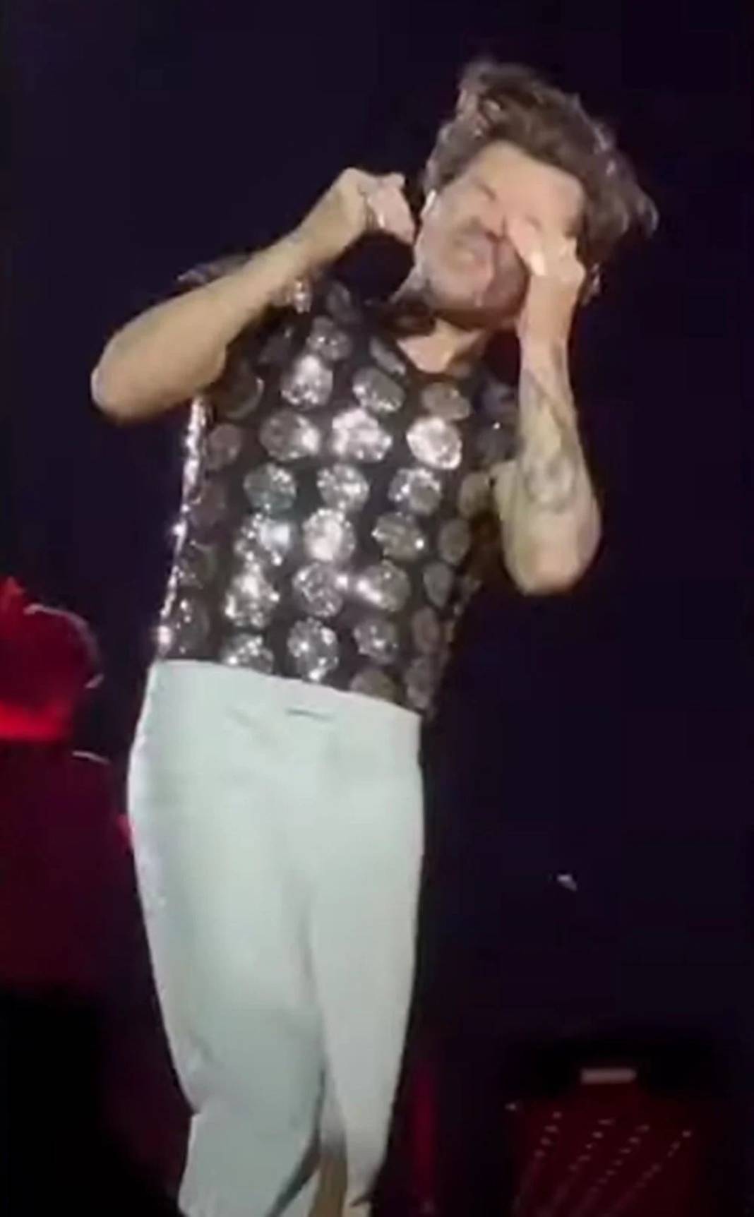 Ünlü şarkıcı sahnede şarkı söylerken gözünden vuruldu, yere yığıldı! Konserde korkunç anlar 6